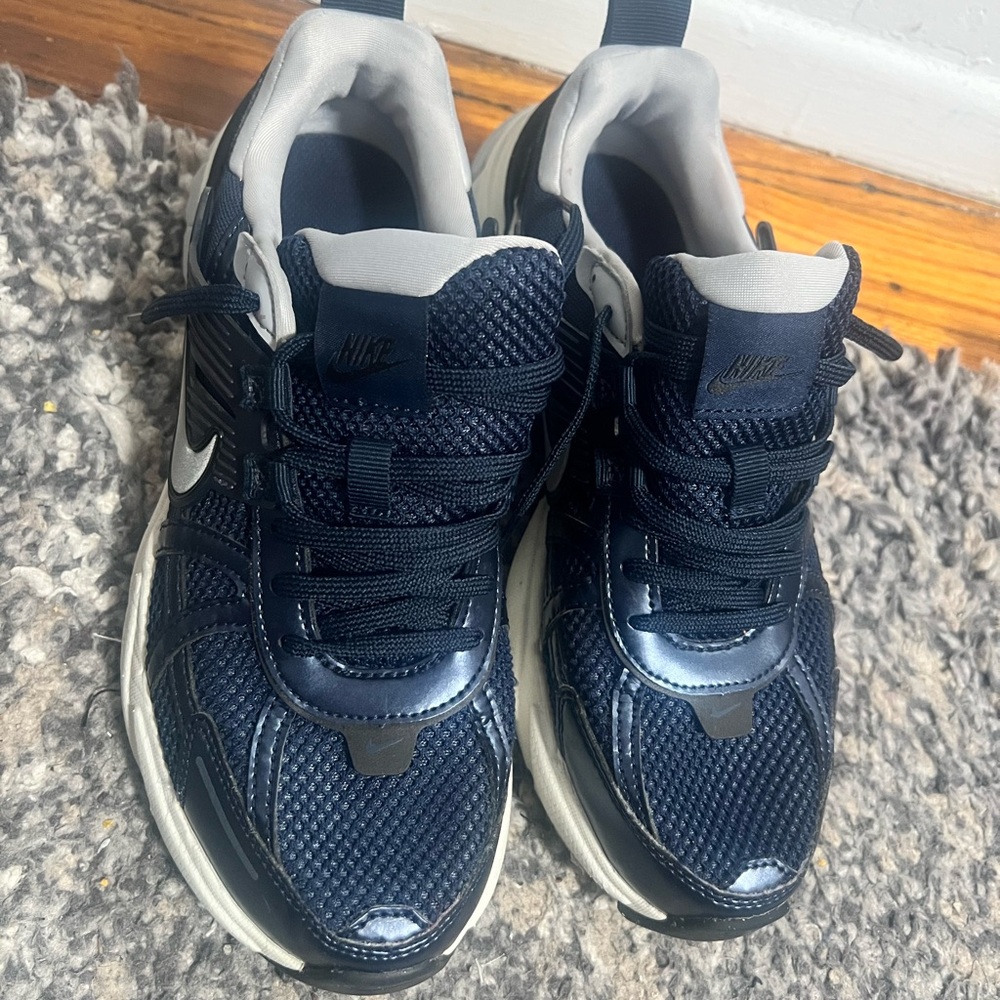 Nike Mens Navy and White Athletic Sneakers size 6